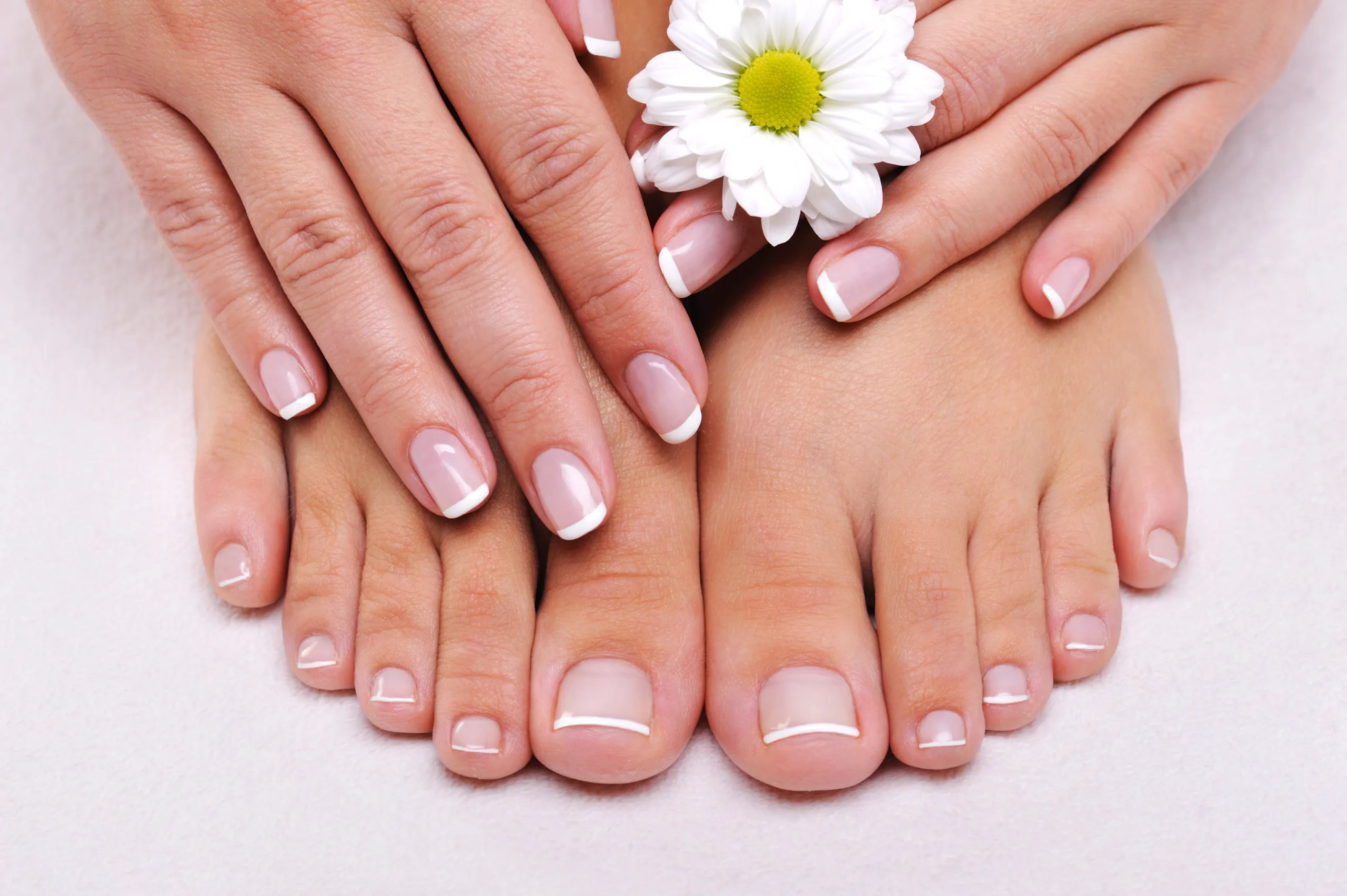 Manicure e Pedicure: Cuidados Essenciais para Mãos e Pés Impecáveis